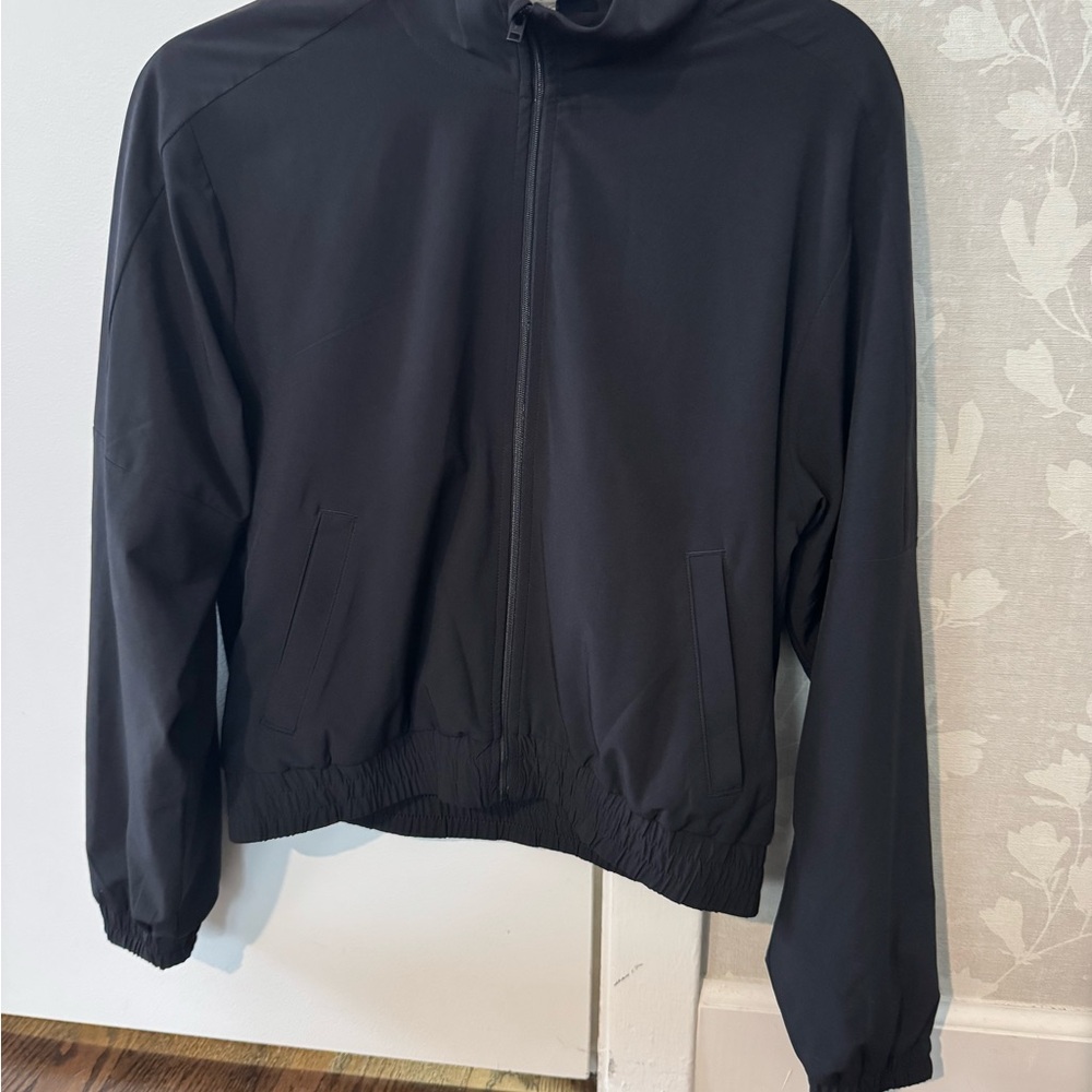 Aritzia tnAction Black running jacket. black. Size small